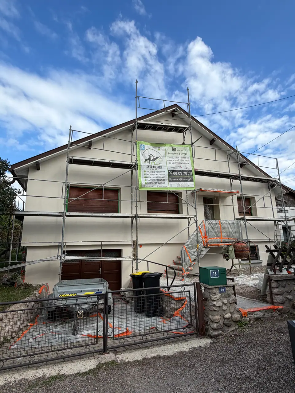 Isolation thermique par l'extérieur à Fraize — façade terminée avant dépose de l'échafaudage